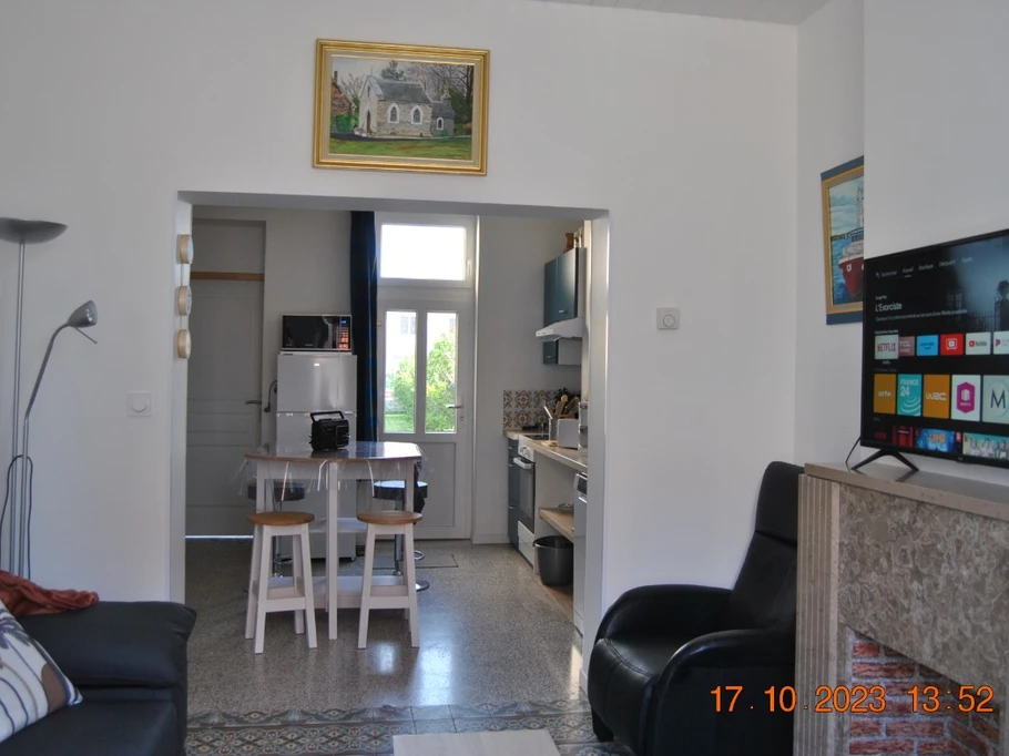 Salon lumineux ouvert sur la cuisine (Appartement L'entre 2 Caps)