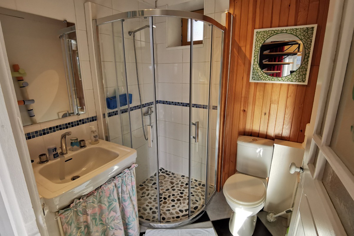 Salle d'eau avec WC au rdc
