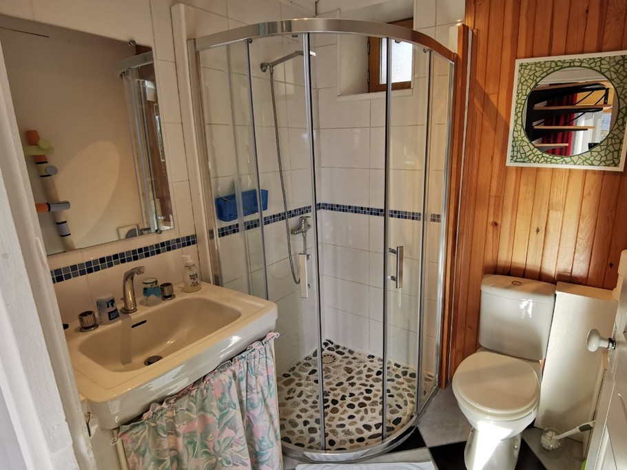 Salle d'eau avec WC au rdc