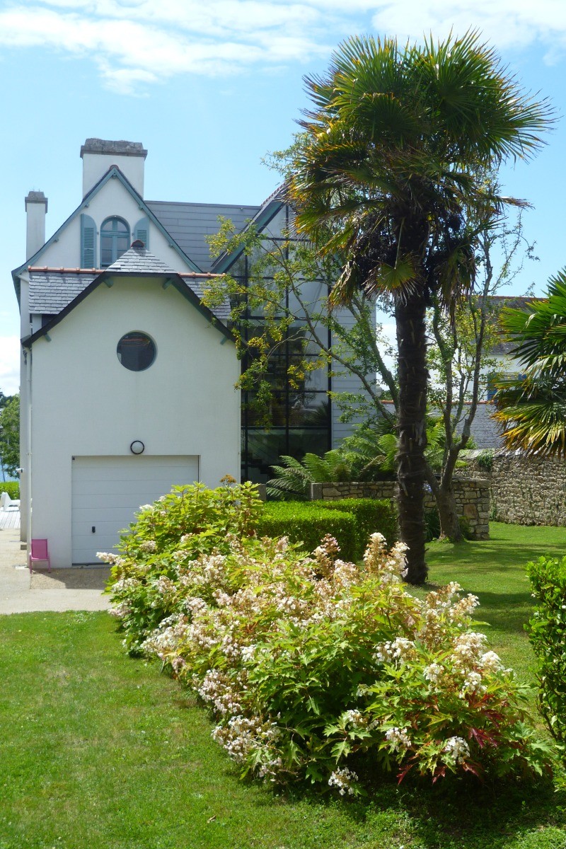 Jardin à l'arrière de la maison d'hôtes