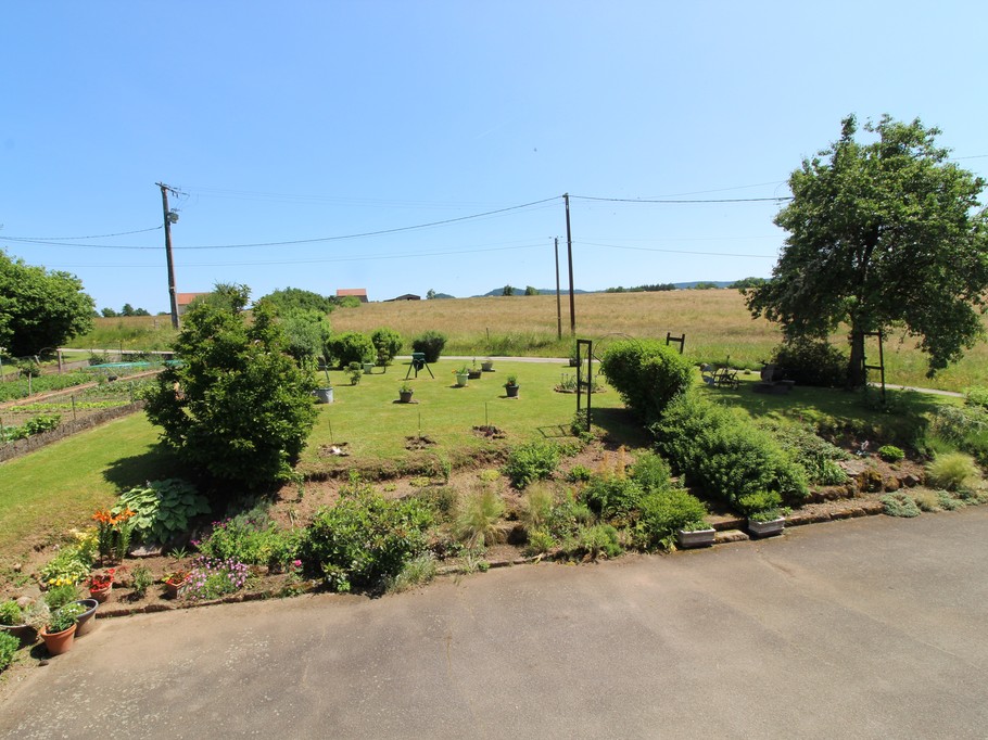Vue depuis la chambre - Gîte du Han à Saint-Remy, Vosges – Appartement nature, jardin, terrain pétanque