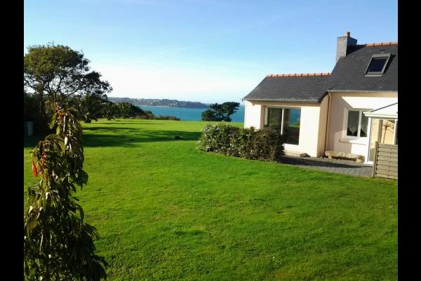 LE MARREC Location Trélevern jardin et vue mer