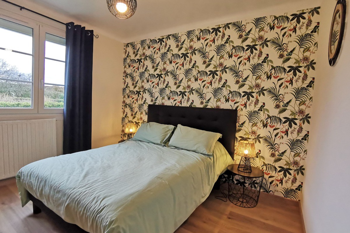 Une chambre avec un lit 140