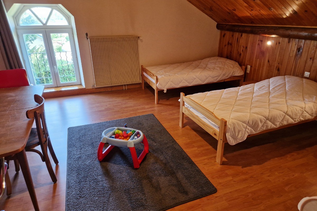 Chambre 2 à l'étage avec 3 lits simples et 1 bureau - Gîte Vosgien Chez Capucine et Mirabelle à BELLEFONTAINE 88