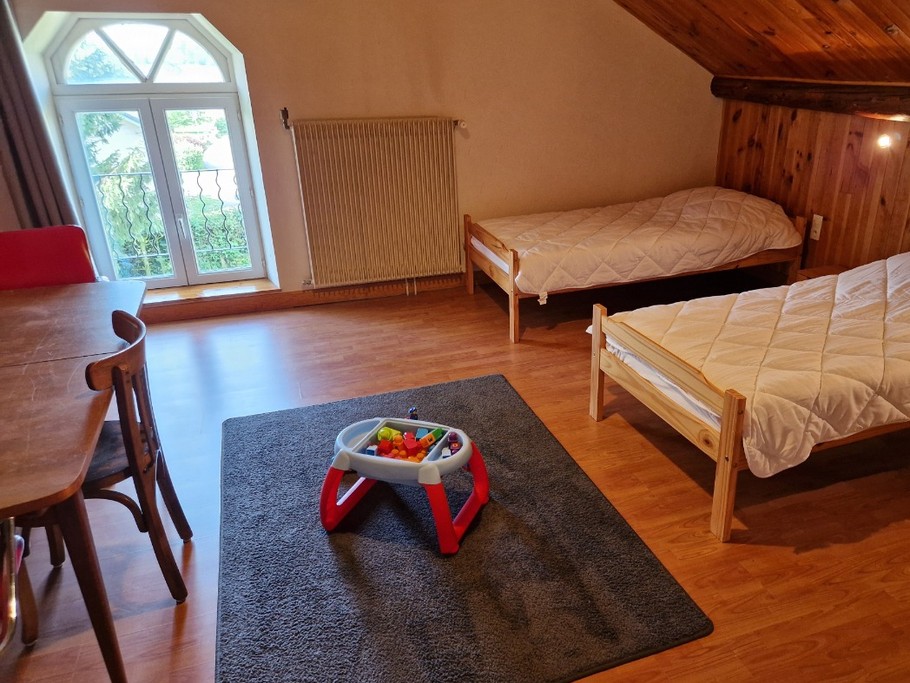 Chambre 2 à l'étage avec 3 lits simples et 1 bureau - Gîte Vosgien Chez Capucine et Mirabelle à BELLEFONTAINE 88