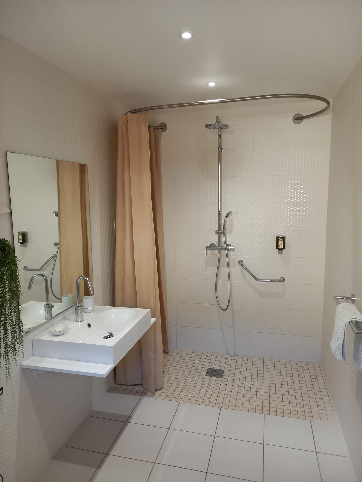 Sdb suite folle blanche pmr