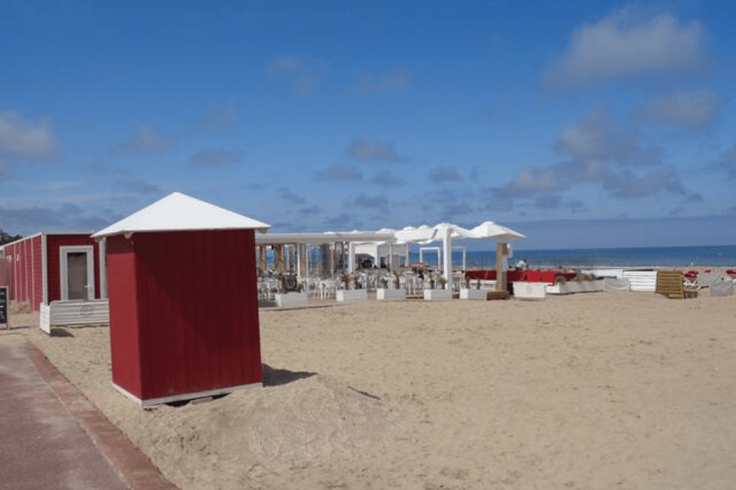 Restaurant  sur la plage de Bénerville à 400m de la maison