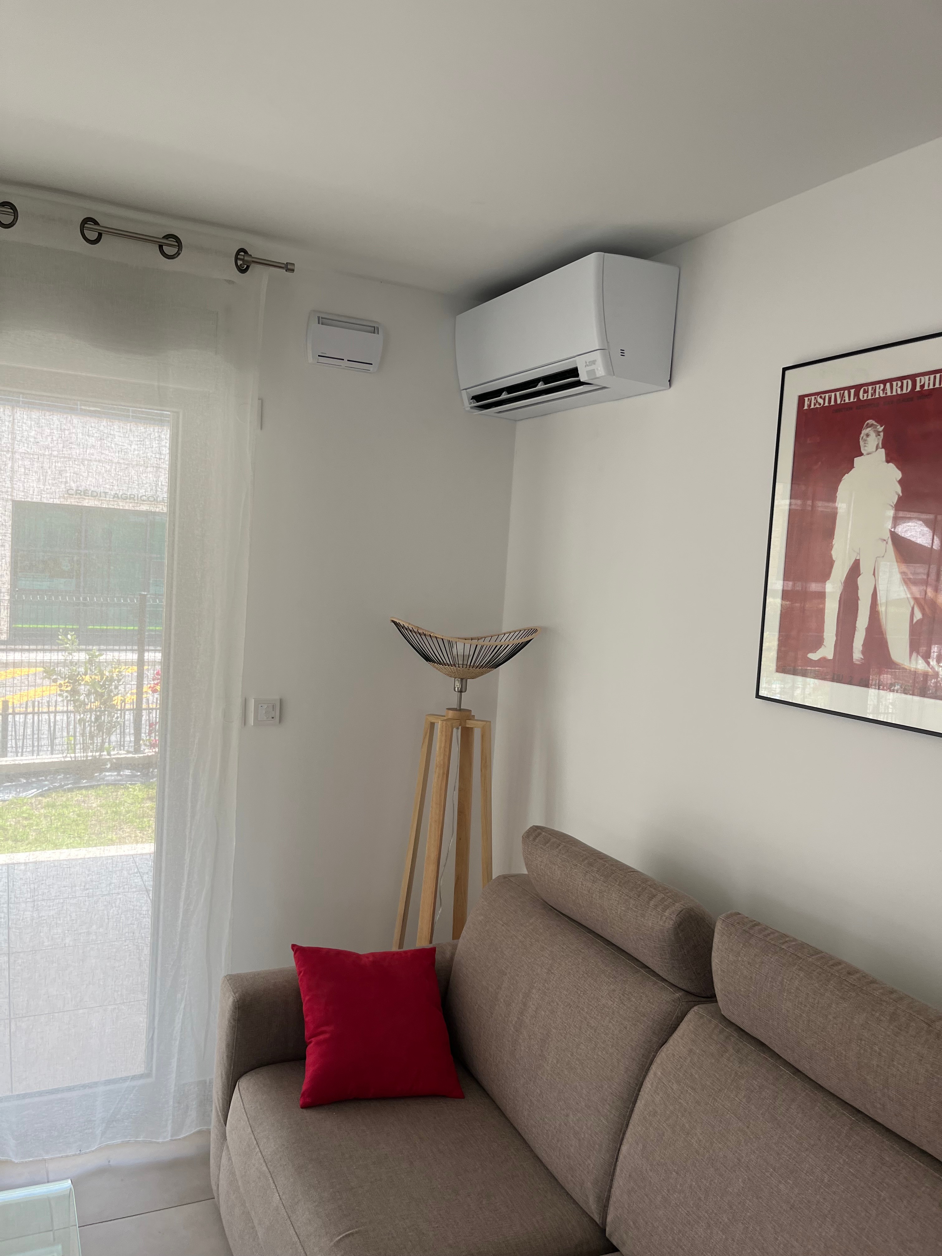 Le canapé et la climatisation réversible