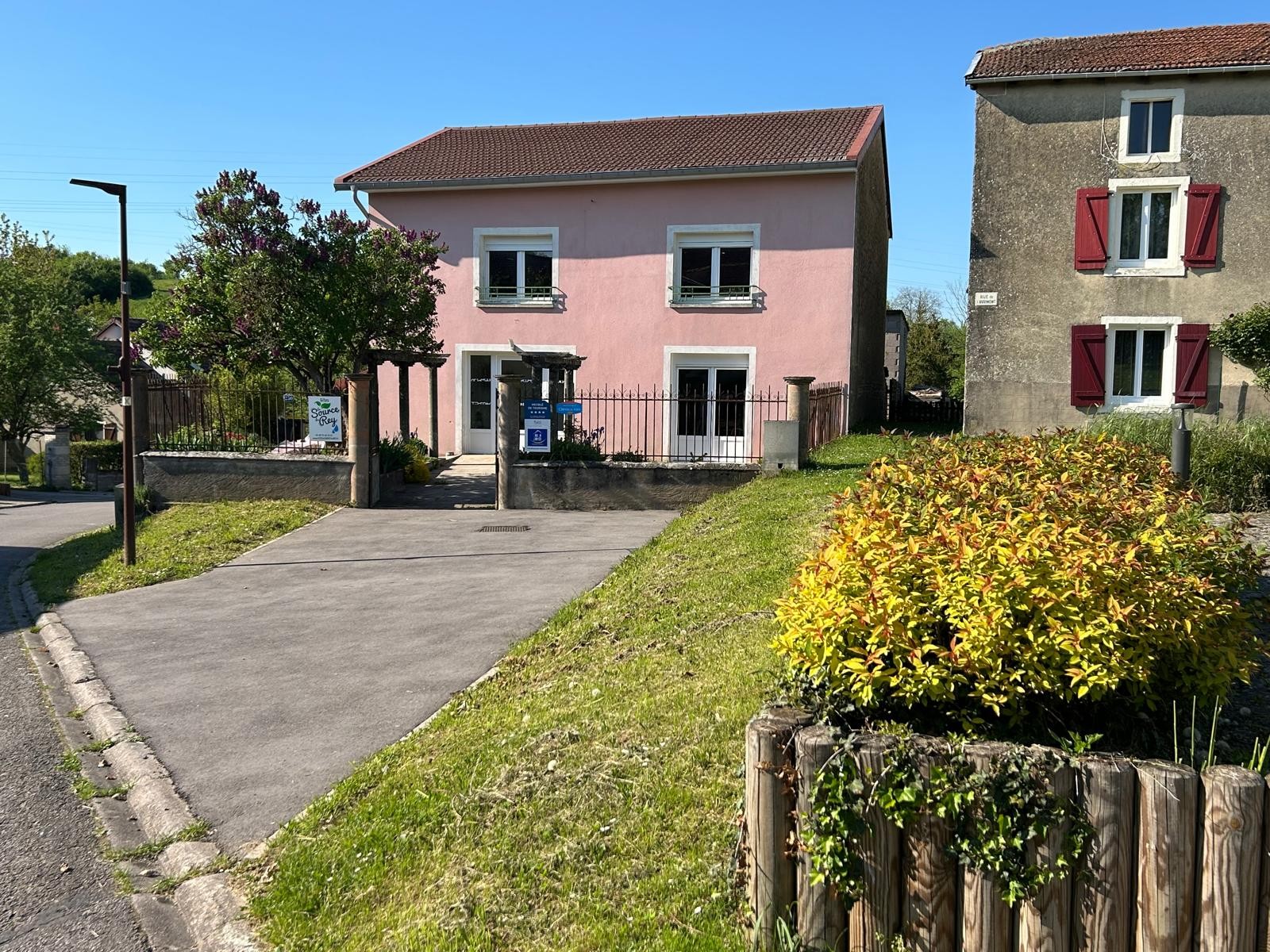 Garden environment - Gites La Source du Rey House with 3 flats
