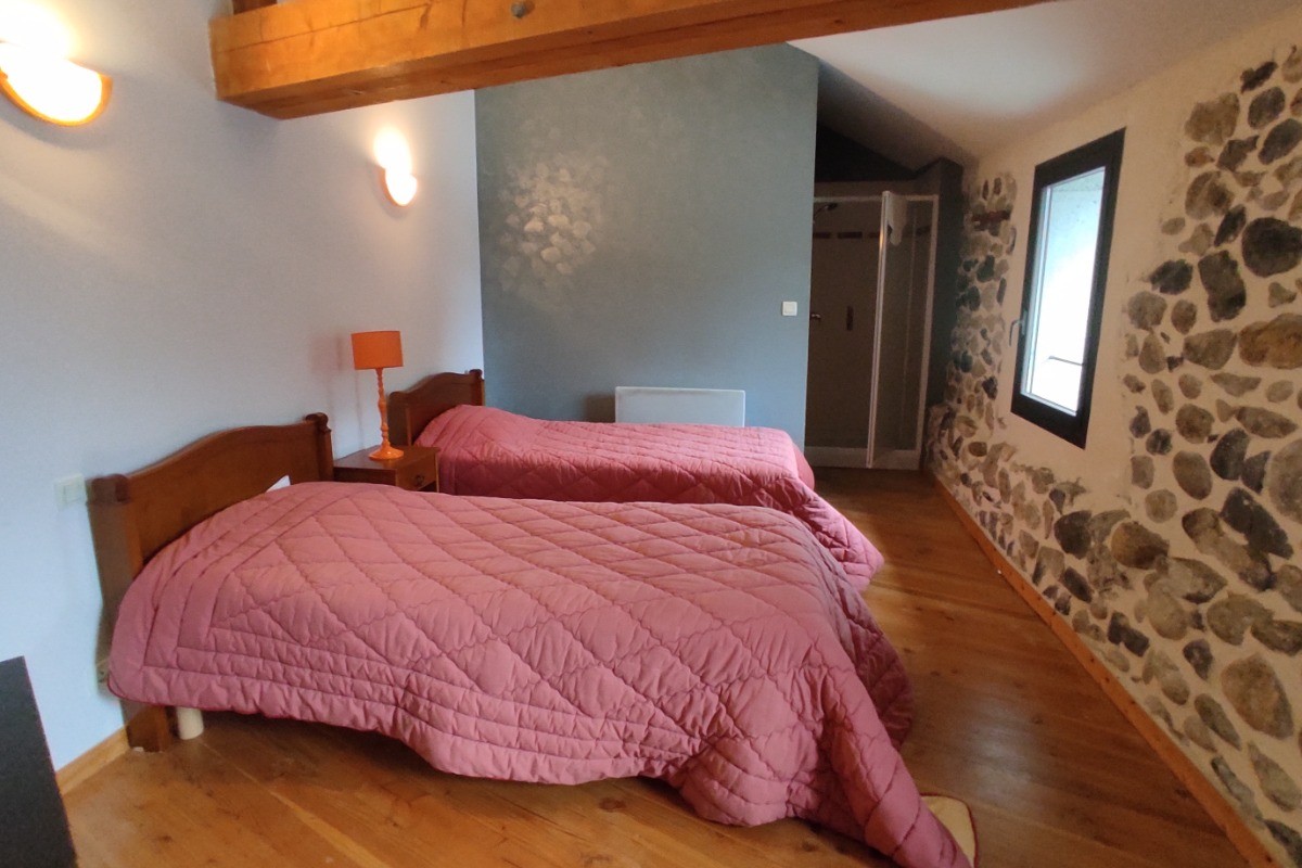 Gîte les pieds dans l'eau - Chambre enfant avec point d'eau et douche