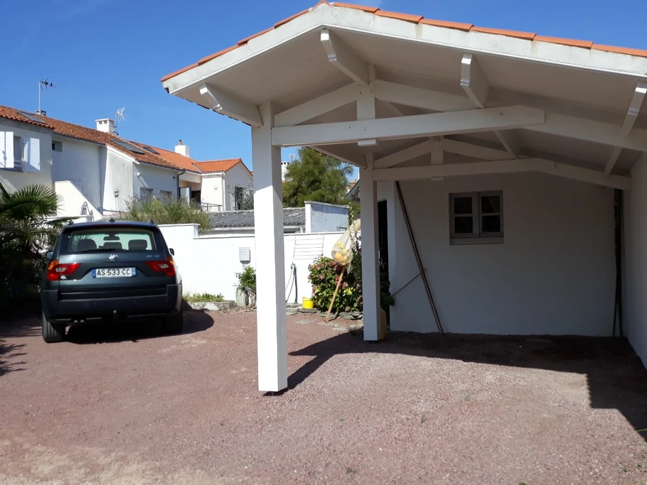 Place de stationnement plus emplacement sous carport