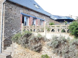 Façade de la maison depuis la rue du hameau. Places de stationnement au pied du muret en pierre. Abri couvert possible sur demande.