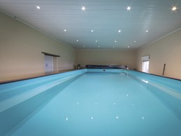 La piscine intérieure est accessible depuis la maison. Dimensions : 7mx3,50m