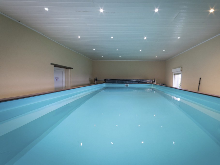 La piscine intérieure est accessible depuis la maison. Dimensions : 7mx3,50m