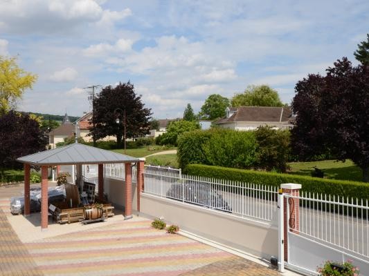 On the garden side, breathtaking views over the Champagne vineyards