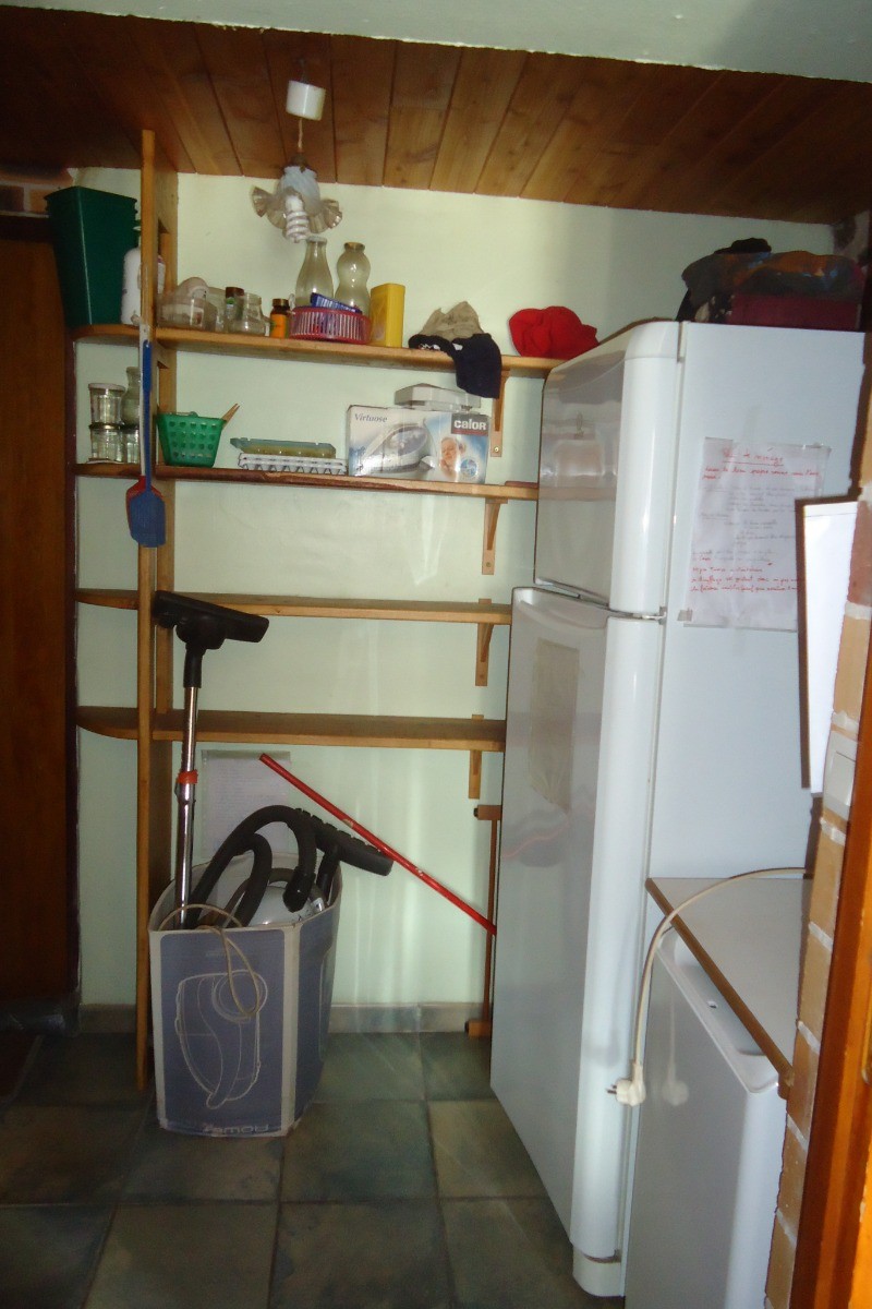 Le local rangement avec le réfrigérateur double compartiment, le lave linge, l'aspirateur, le fer à repasser, etc...