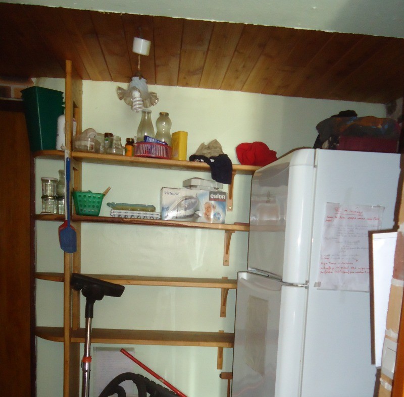 Le local rangement avec le réfrigérateur double compartiment, le lave linge, l'aspirateur, le fer à repasser, etc...
