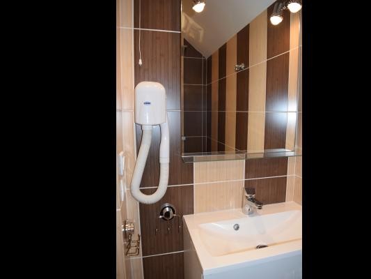 Lavabo, sèche-cheveux et lampe chauffante