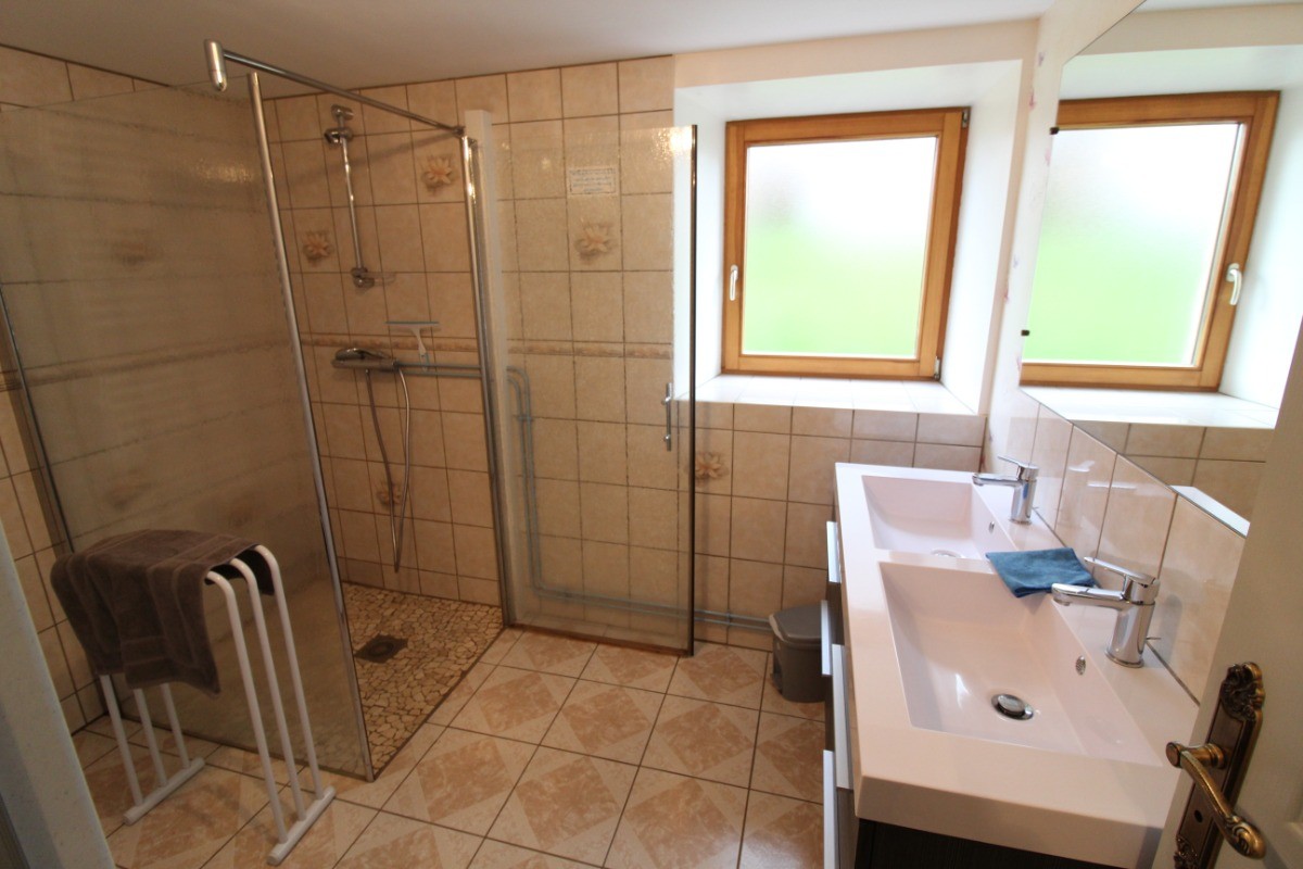 Salle d'eau RDC avec douche à l'italienne  - Gîte Chez Claude et Béatrice