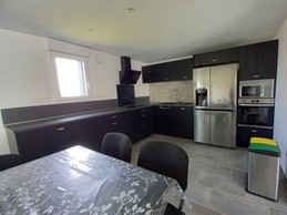 coin cuisine avec four frigo américain micro-onde  lave vaisselle et vaisselles pour 12 personnes