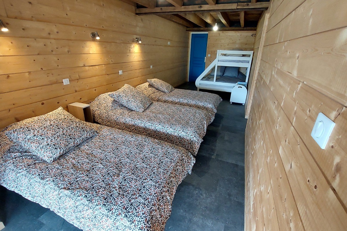 Chambre 3 - dortoir 6 personnes 4 lits 90*190 et 140*190