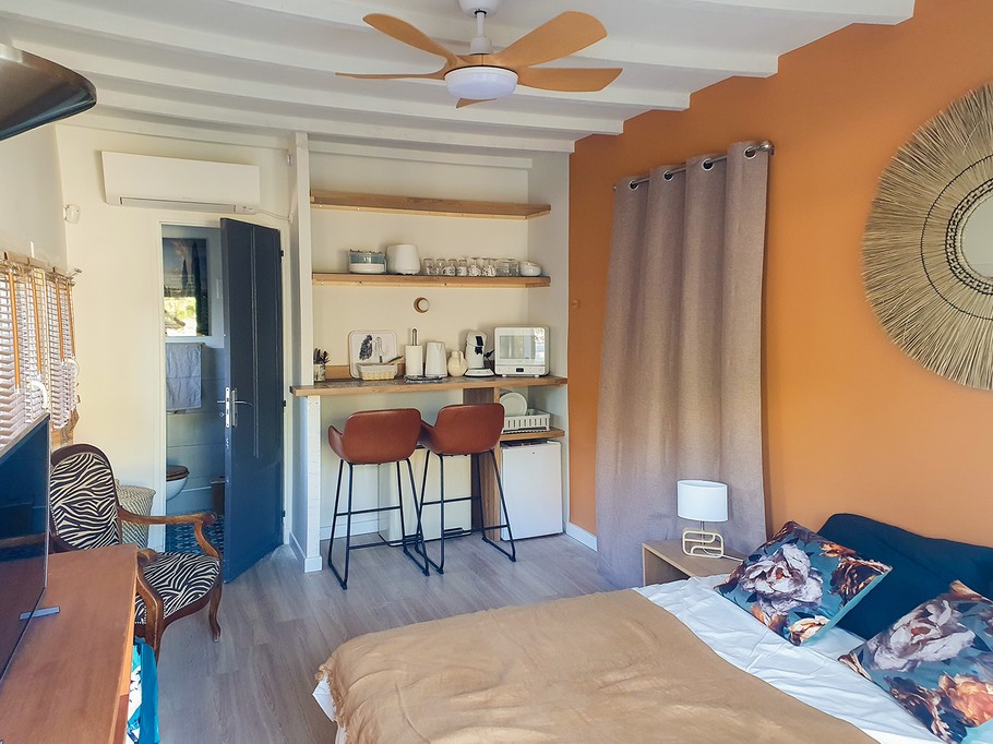 La chambre ,avec SDB et son coin cuisine bien équipé (frigo, micro ondes, cafetière, vaisselle...). 20m2 au total. Petits déjeuners compris bien sûr 😊