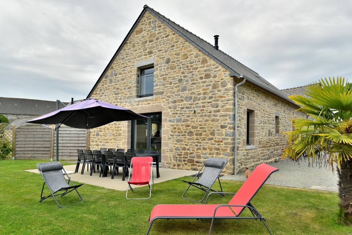 Le gîte, restauré dans un ancien corps de ferme. Terrasse, salon de jardin, transats, espace pétanque et pelouse.