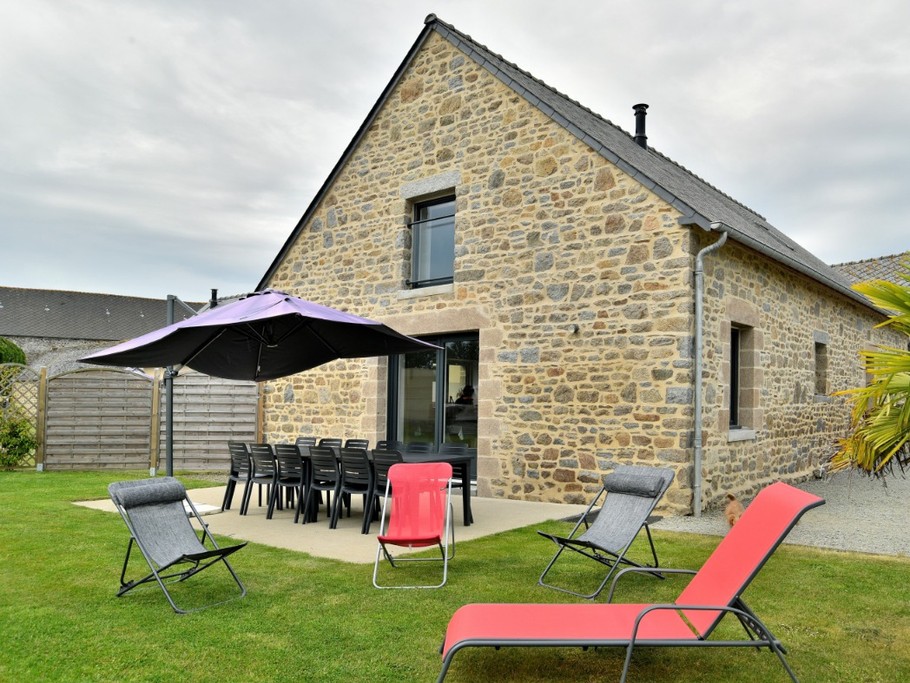 Le gîte, restauré dans un ancien corps de ferme. Terrasse, salon de jardin, transats, espace pétanque et pelouse.