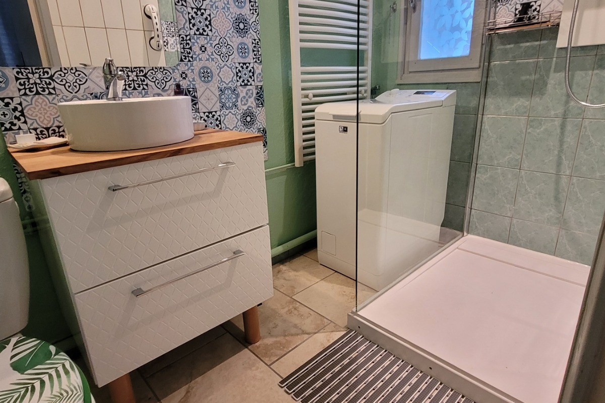 Salle d'eau entièrement rénovée avec receveur de douche extra plat