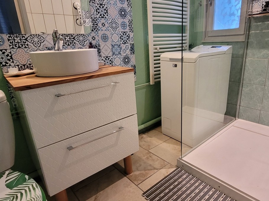 Salle d'eau entièrement rénovée avec receveur de douche extra plat