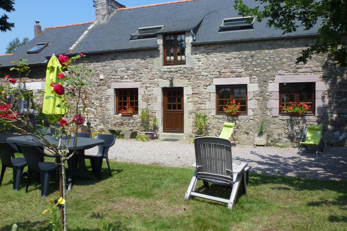 ENTREE DE LA  LONGERE, COUR PRIVATIVE AU GITE