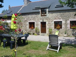 ENTREE DE LA  LONGERE, COUR PRIVATIVE AU GITE