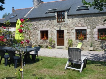 ENTREE DE LA  LONGERE, COUR PRIVATIVE AU GITE