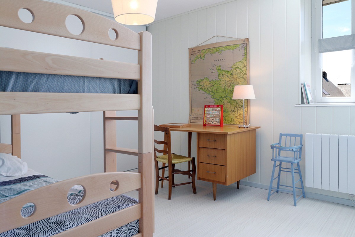 Chambre située à l'étage équipée avec lits superposés, idéal pour des enfants