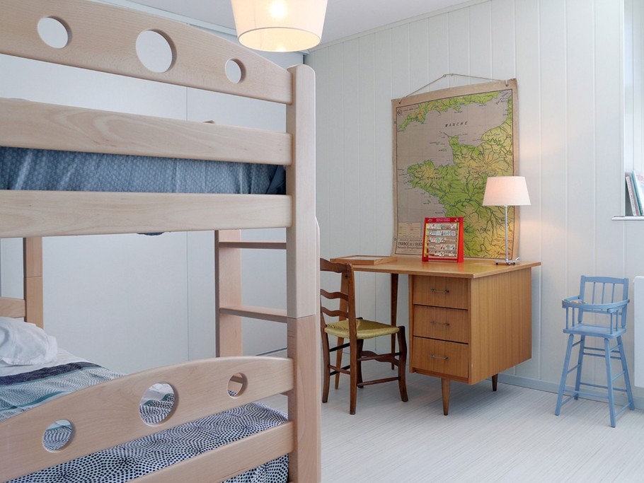 Chambre située à l'étage équipée avec lits superposés, idéal pour des enfants