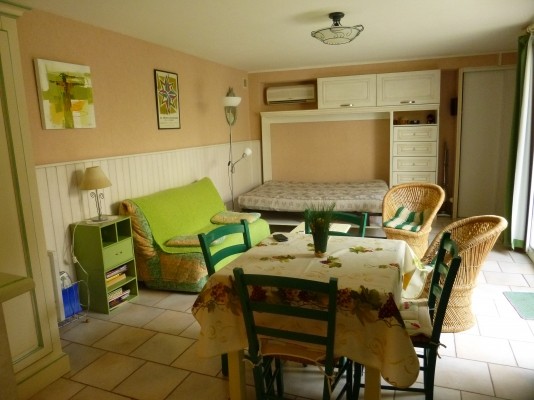 la pièce et son couchage ouvert