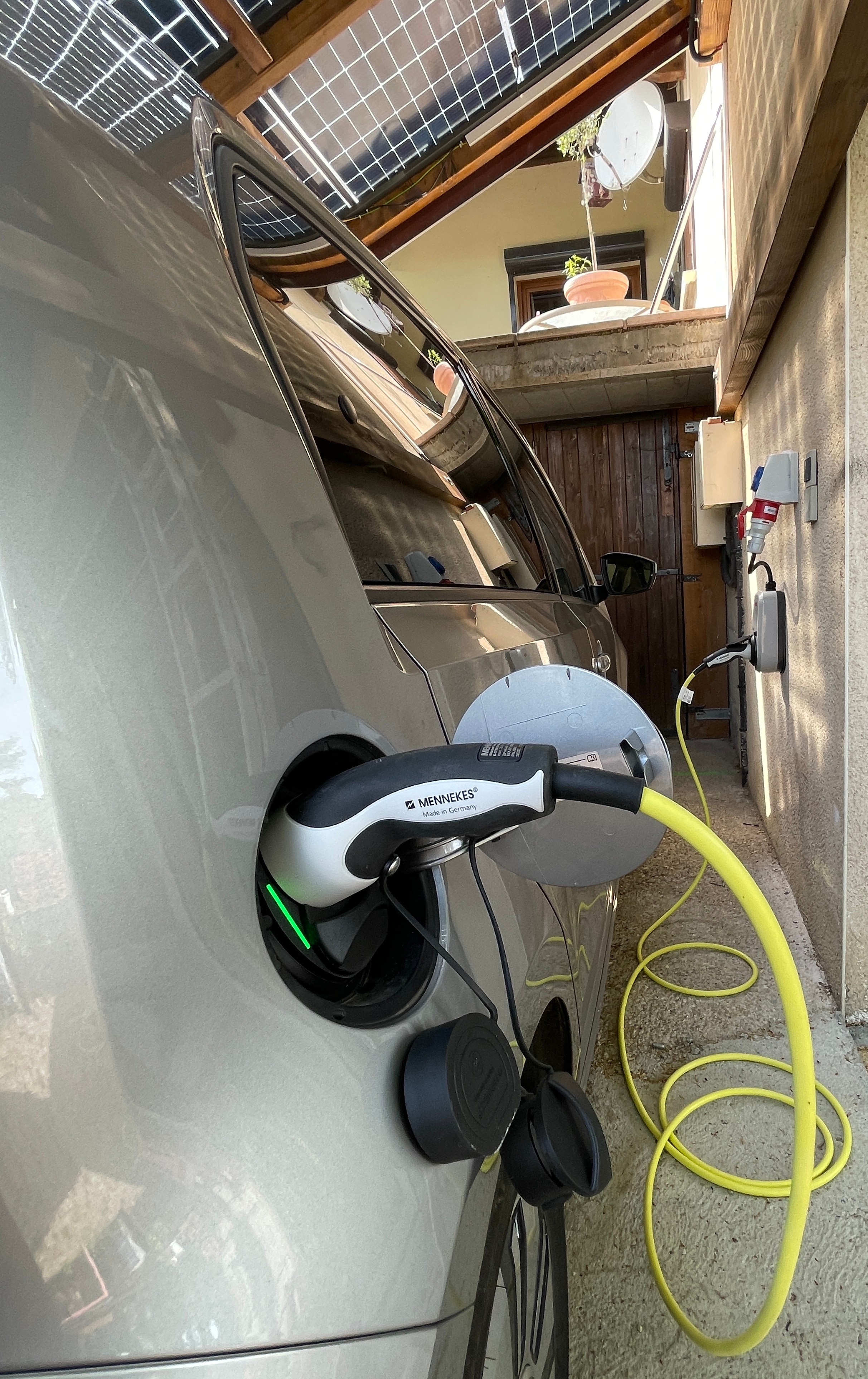 La borne de recharge pour voiture électrique.