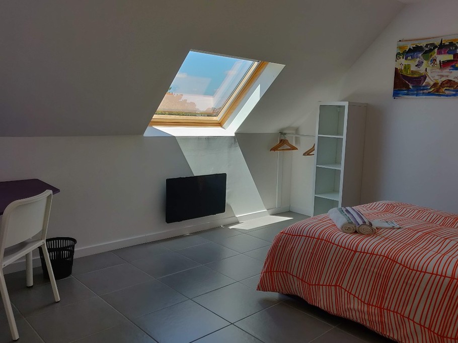 Chambre  à l'étage vue mer. Lit de 140 x 190 cm