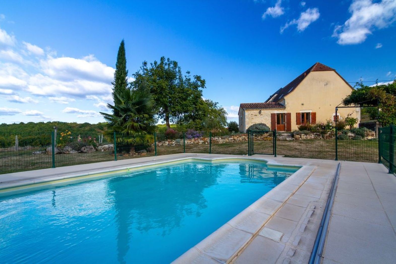 piscine privée de 32m2, au sel, chauffée, et sécurisée par un volet roulant