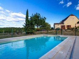 piscine privée de 32m2, au sel, chauffée, et sécurisée par un volet roulant