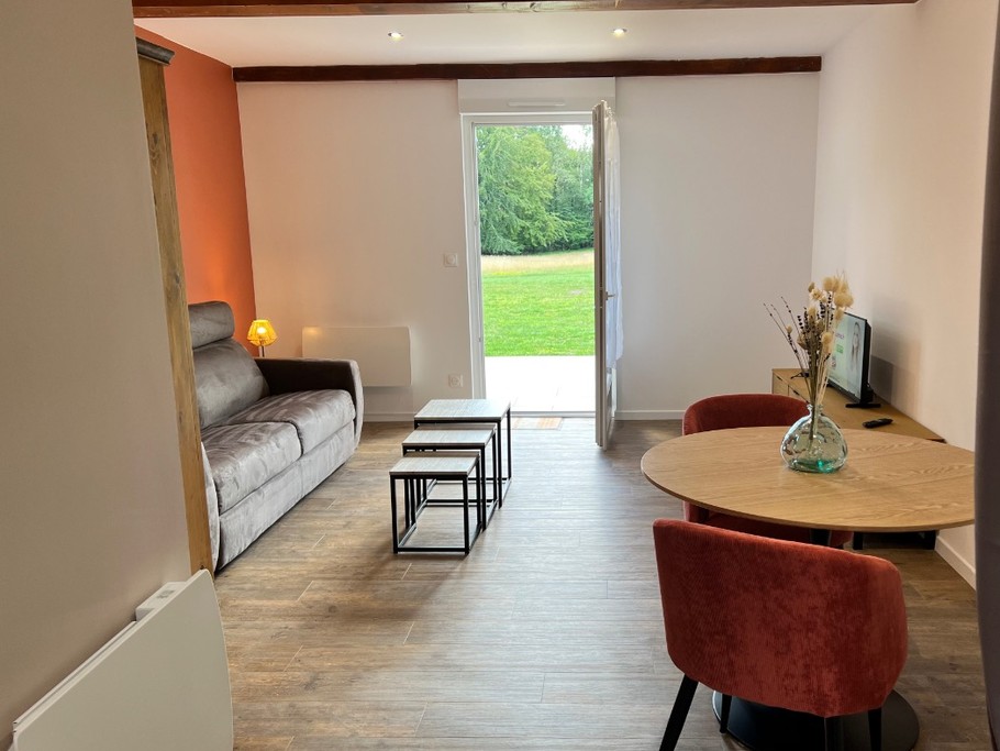 Salon/séjour
Accès direct terrasse et parc / piscine