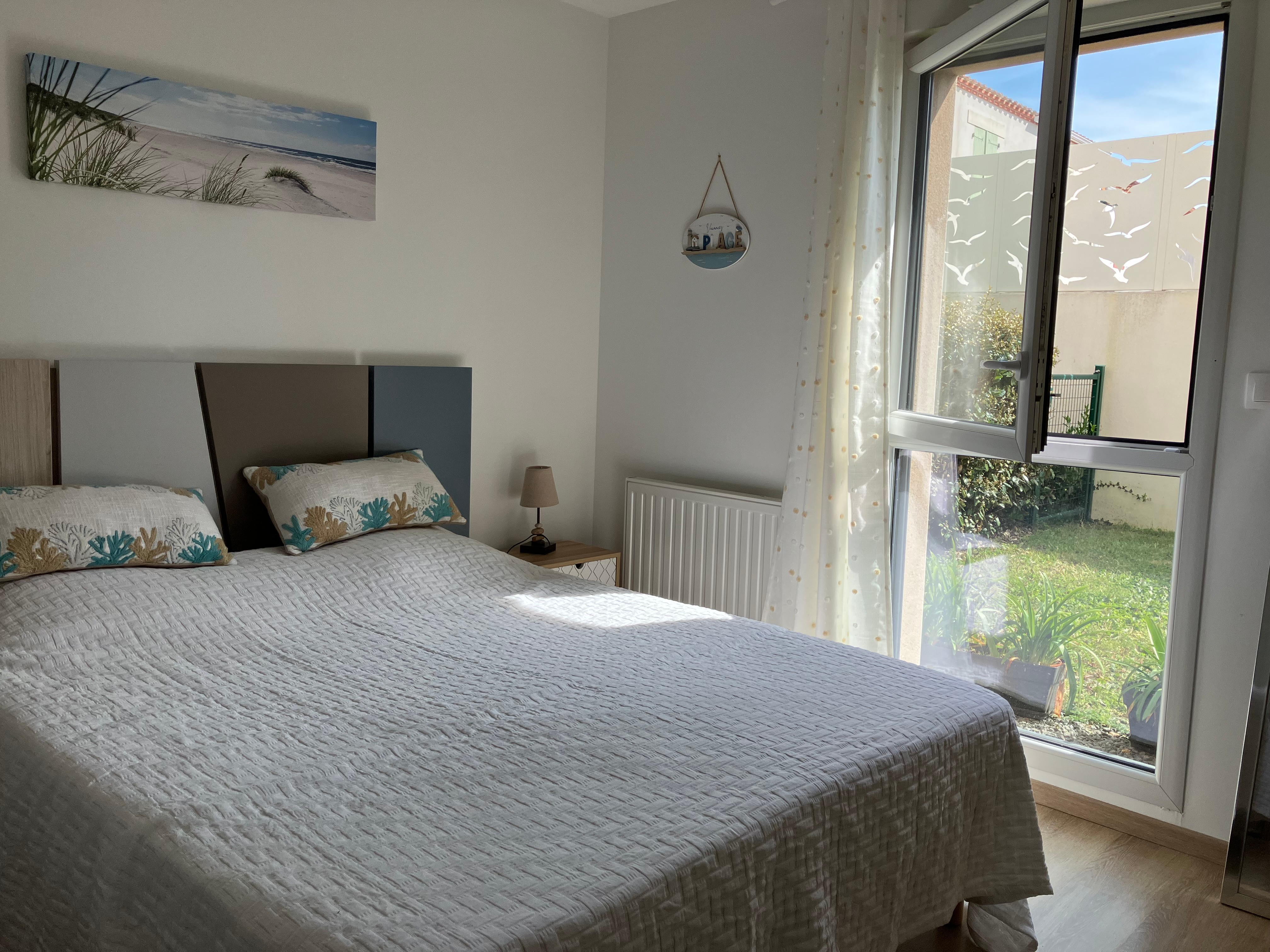 Bedroom with 160 cm bed