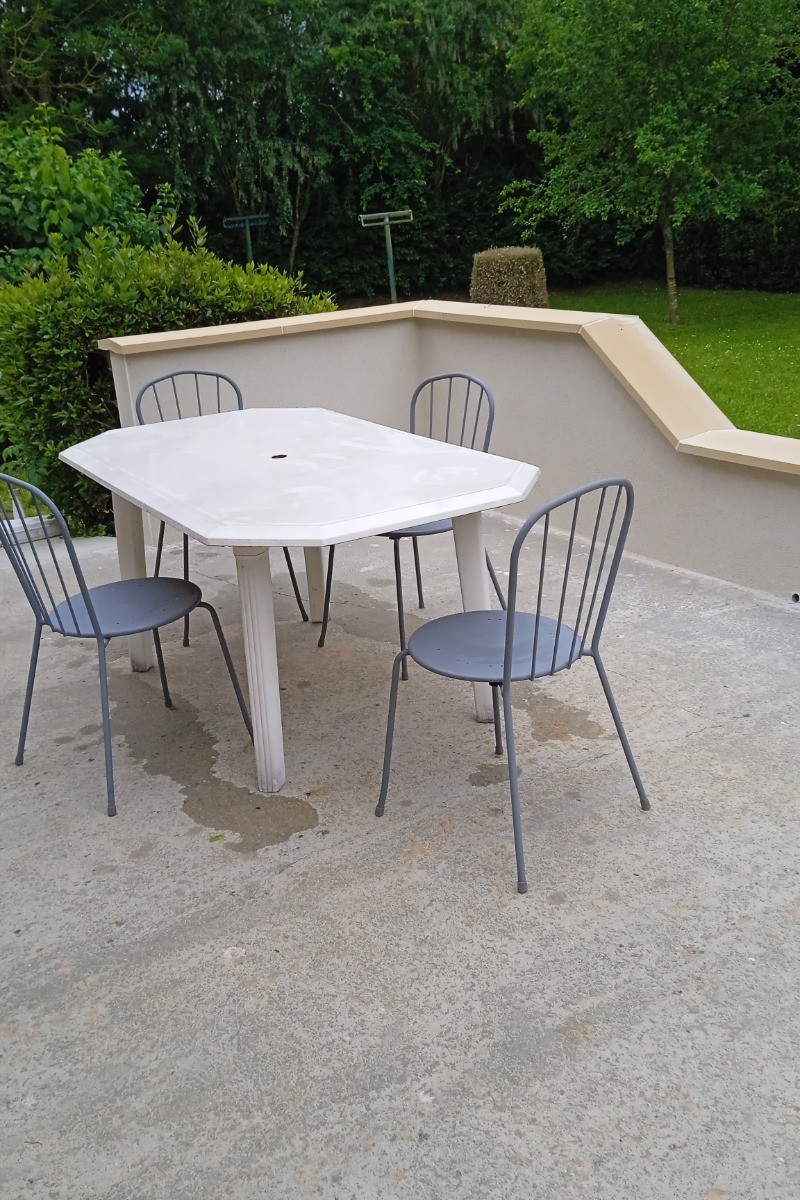 La terrasse ; le parasol arrive
