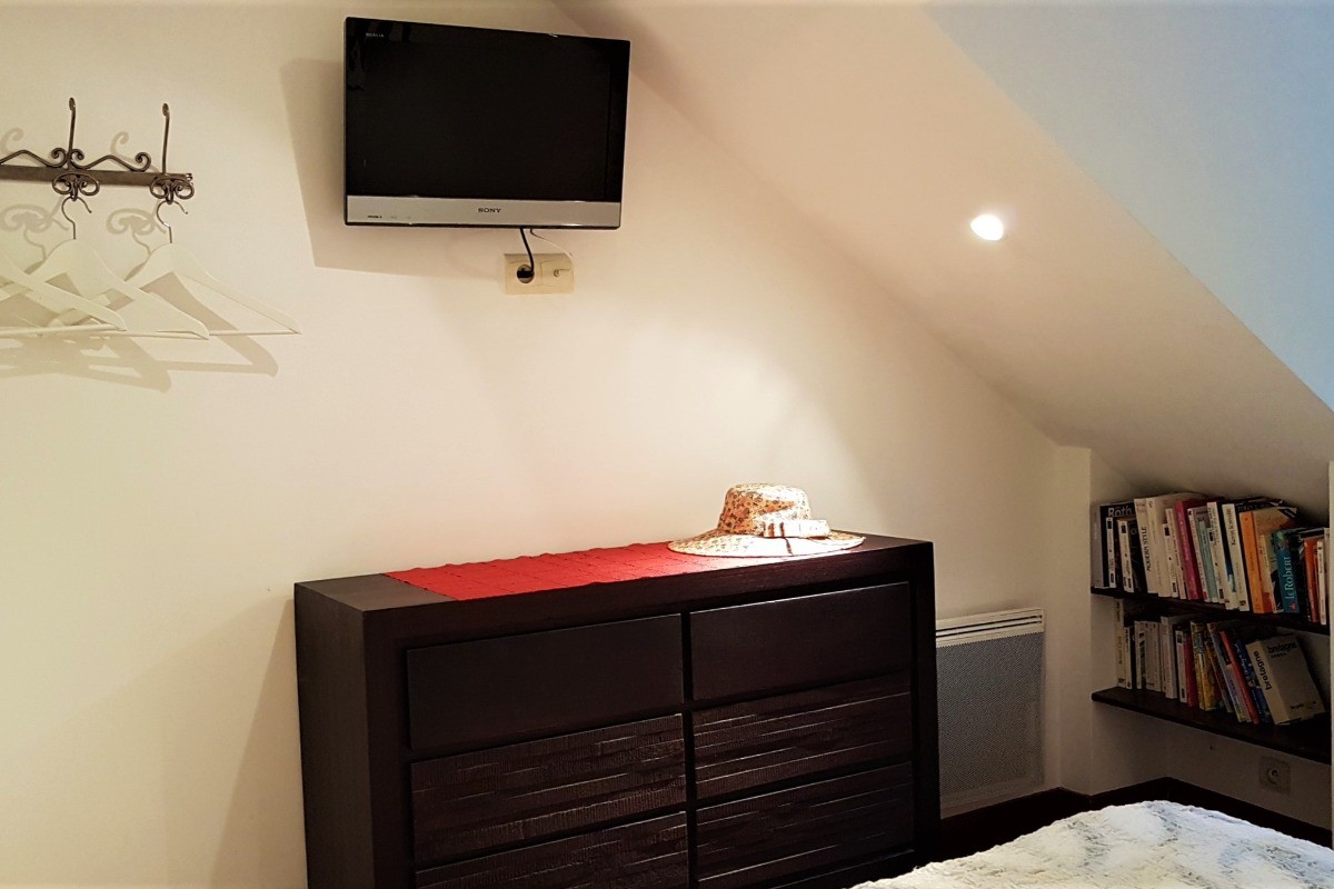 Chambre au 2e étage pour 2 personnes (lit 140x190), avec vue sur les falaises de Cancale.