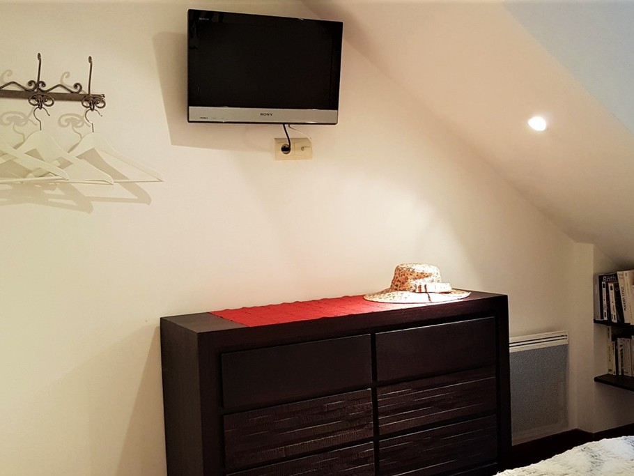 Chambre au 2e étage pour 2 personnes (lit 140x190), avec vue sur les falaises de Cancale.