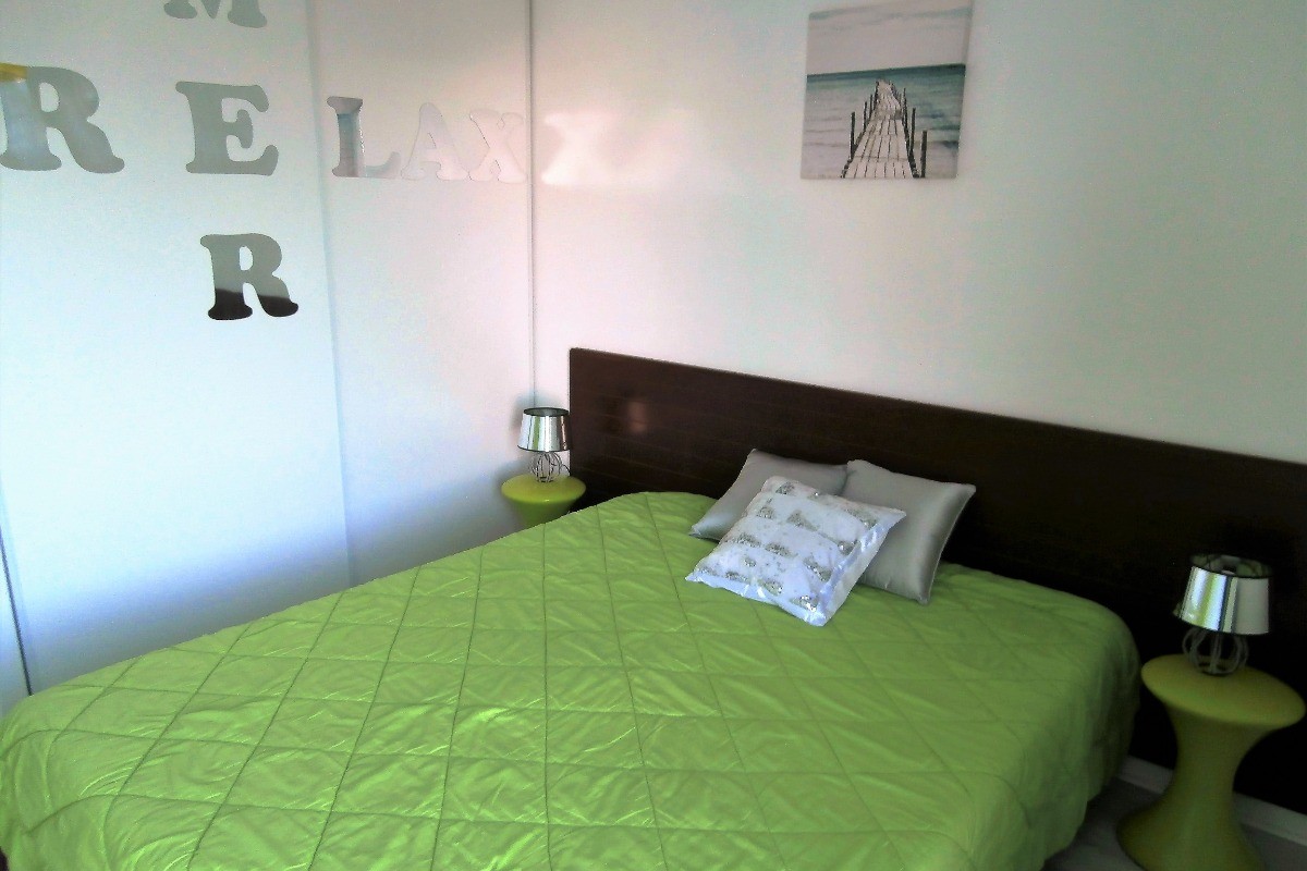 la chambre avec son grand lit et ses grands placards
