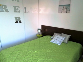 la chambre avec son grand lit et ses grands placards