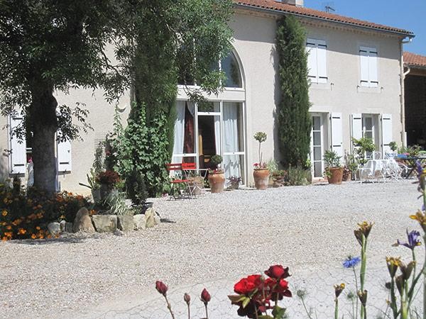 Accès cour et salons de jardin  - Vivier Les Montagnes - Tarn -