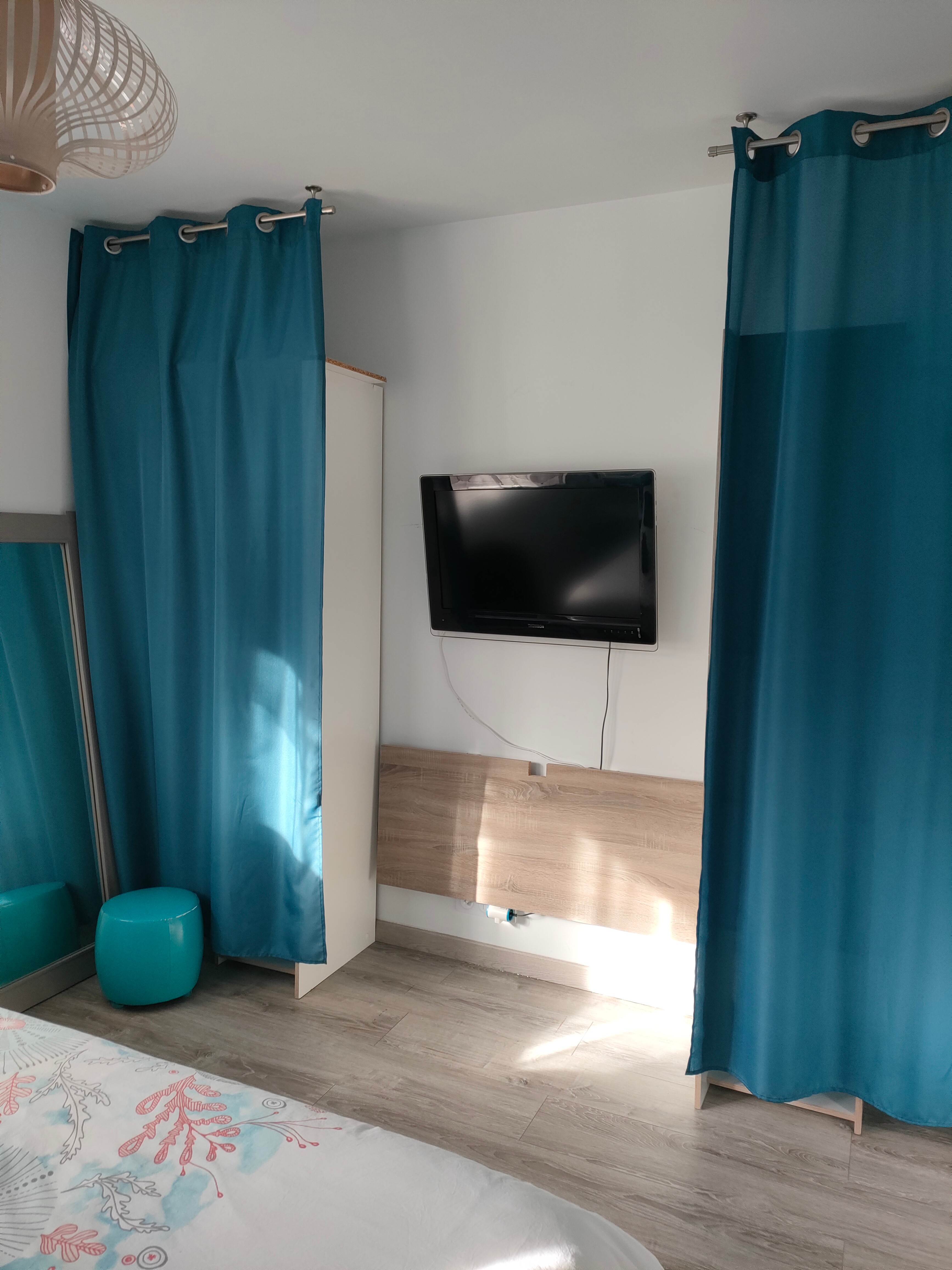 Bureau rabattable, espace PMR pour rotation, chambre " Tortue de mer".