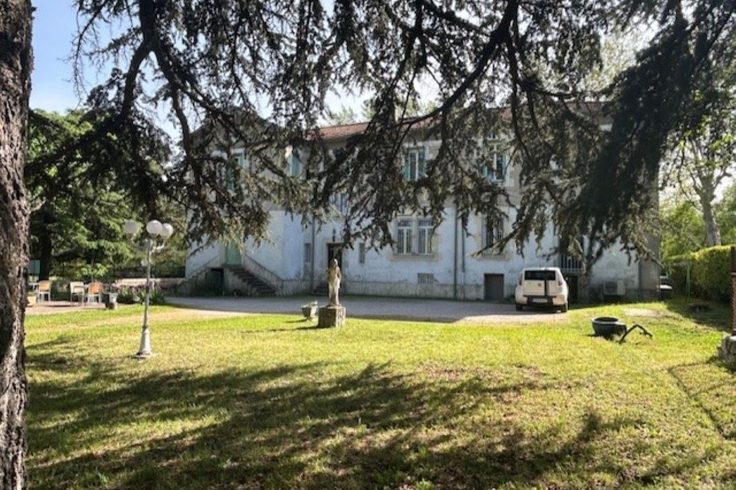 Chambres d’hôtes avec vue sur parc à Laroque – Séjour au calme près des Cévennes